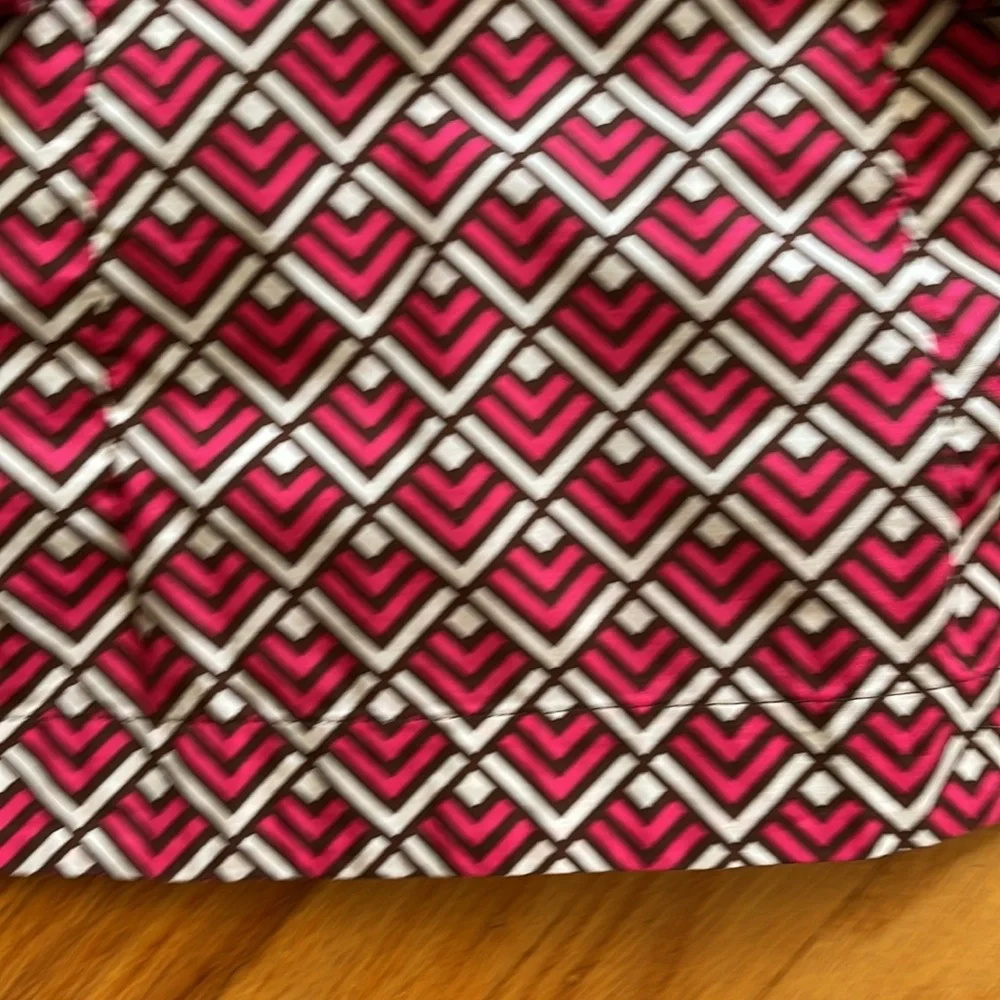 🌺 VINEYARD VINES; Adorable, 100% Cotton, Pink/Brown/Ecru Geometric Design Sz XS - Picture 8 of 10